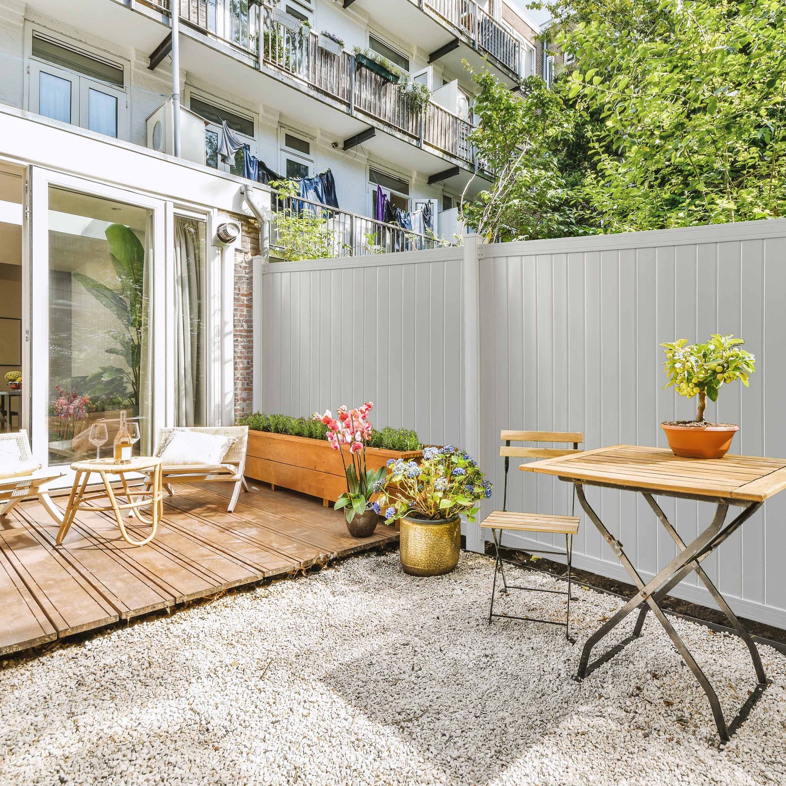 Room_Backyard_White_Vinyl_Fenc